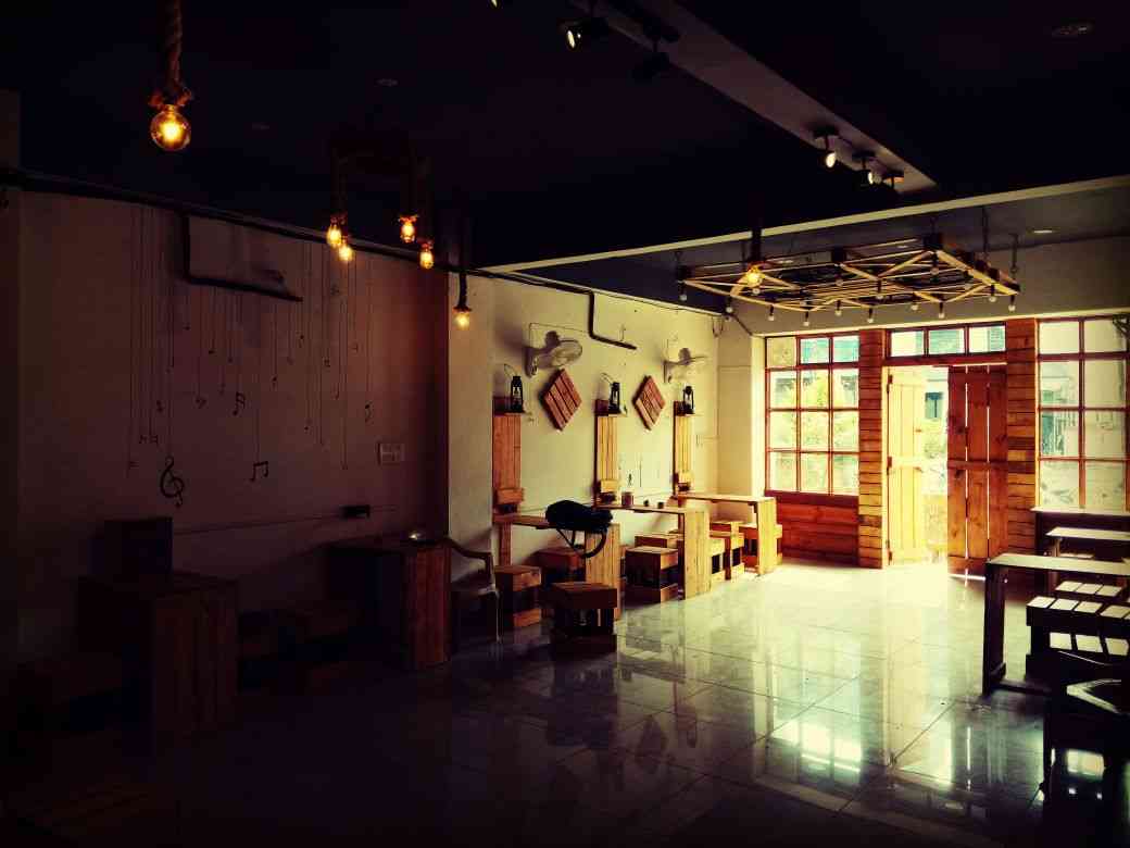 Simple And Elegant Café Design With Ceiling