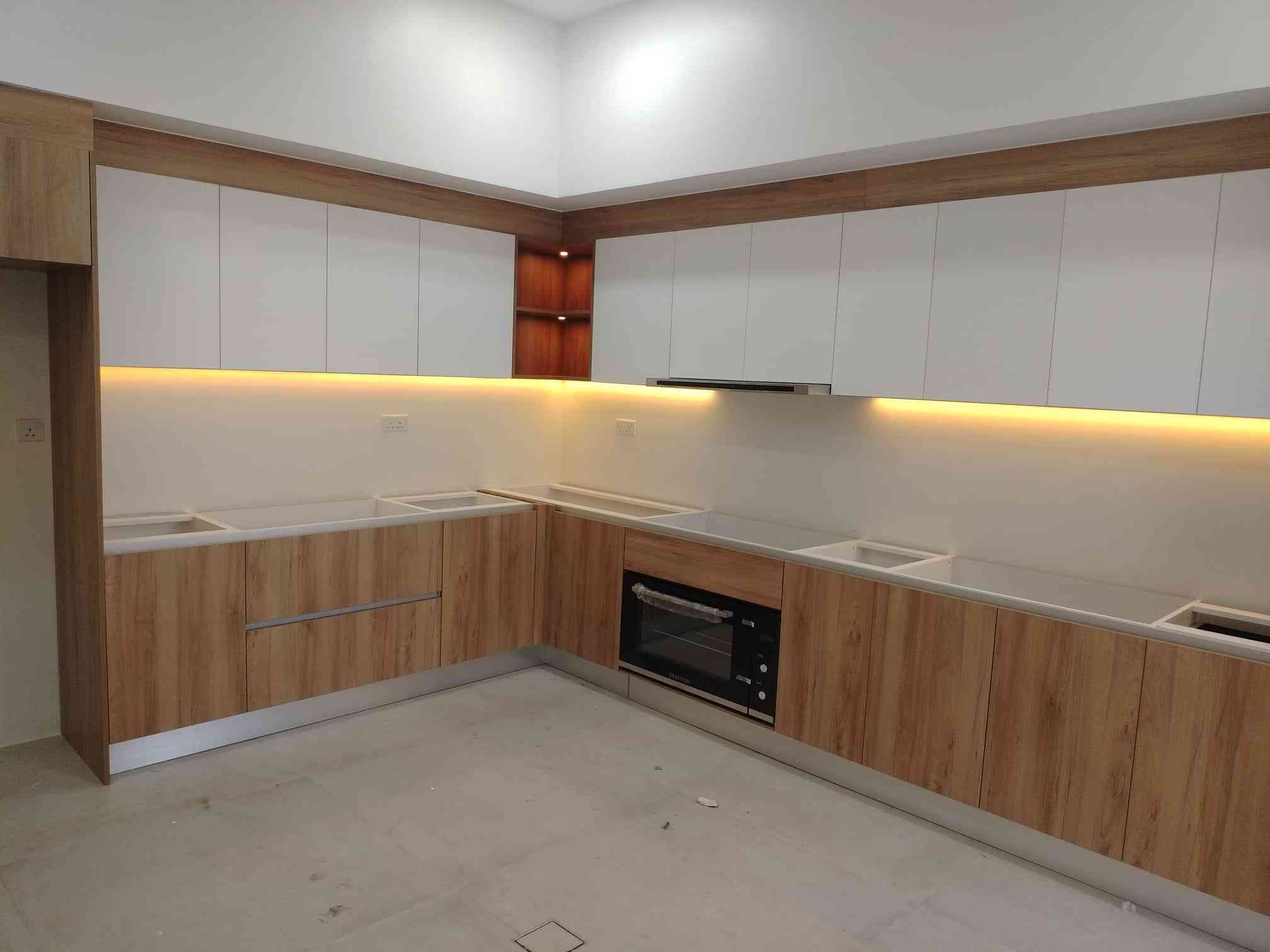 Classic L-Shaped Kitchen Design In Wood And White With Marble Backsplash