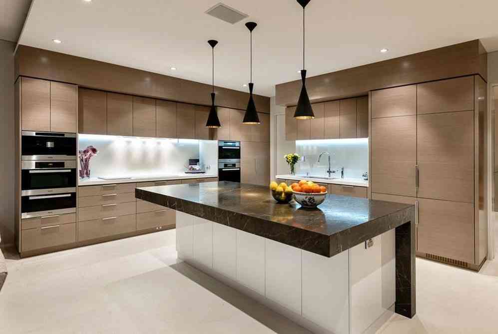 Modular Kitchen Design With Glass Backsplash And Cabinet Lights