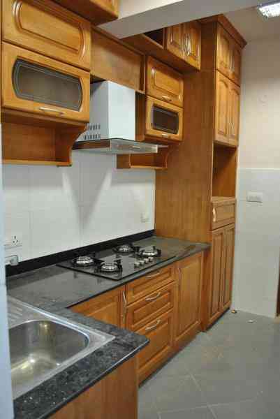 Modular Kitchen Design With Rubber Wood & Laminates Cabinets