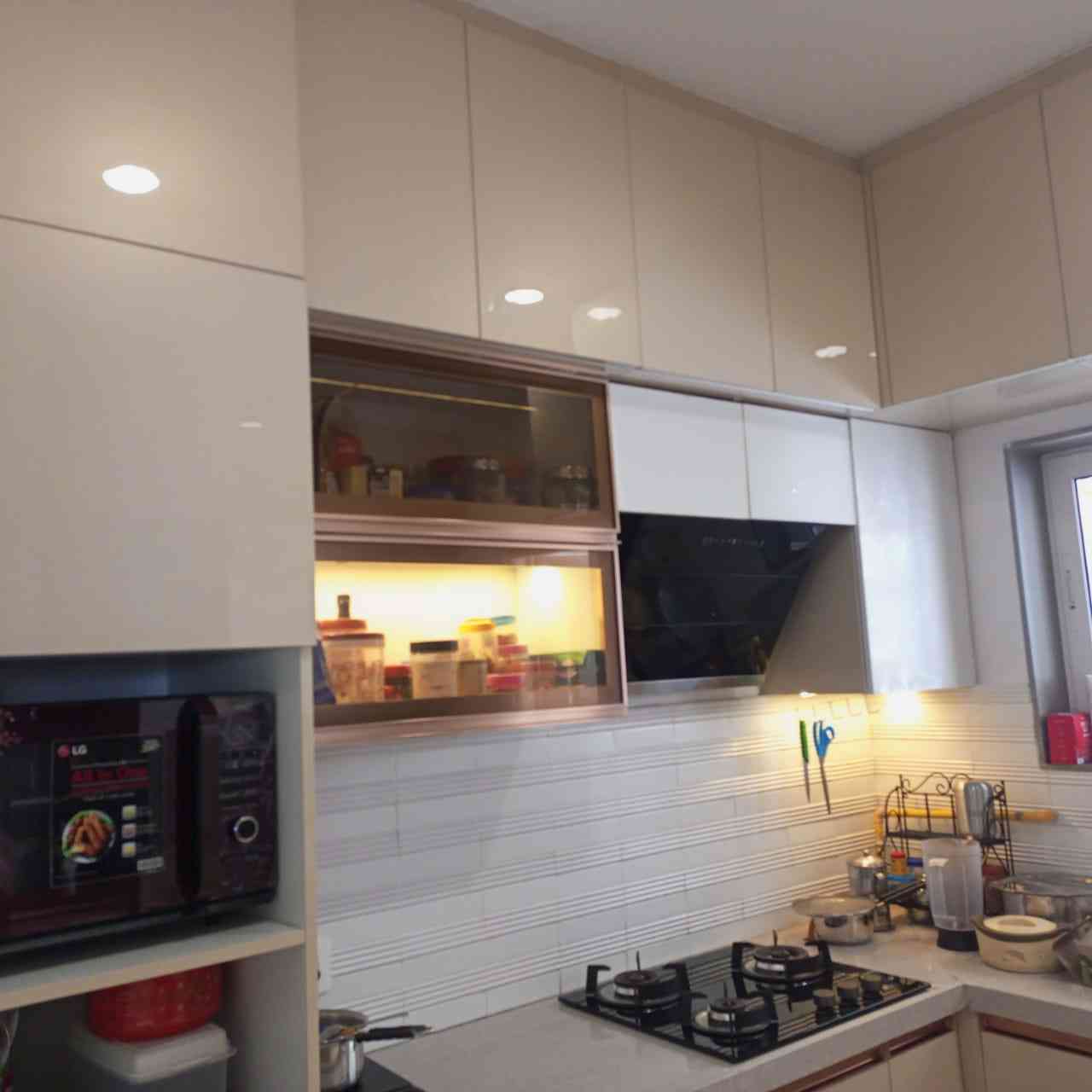 Modern Modular Kitchen Featuring Glossy Overhead Cabinets