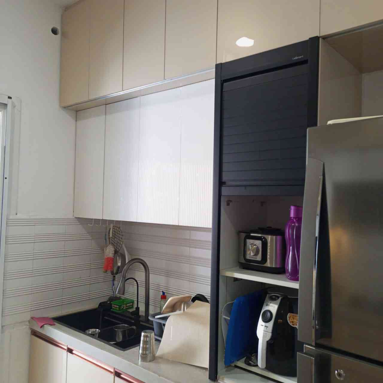 Well-Organized And Modern Kitchen Setup Featuring Glossy Cabinets